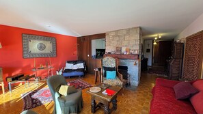Living area - 5 minutes from resort center, apartment with south-facing view. (Crans-Montana)