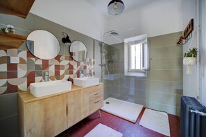 Shower, hair dryer, towels, soap - Le nid d'Estoublon, a recently renovated village house (Estoublon)