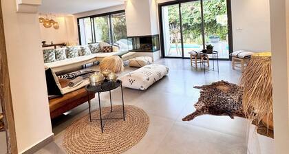 Golfside Luxury Villa • Modern Design & Comfort