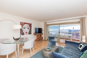 TV - 5 Croisette 6-2916-5* apartment on the Croisette (Cannes)