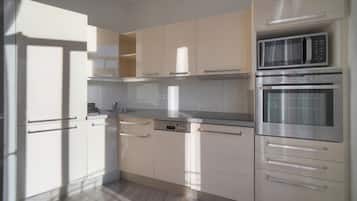 Een koelkast, een microgolfoven, een oven, een vaatwasser