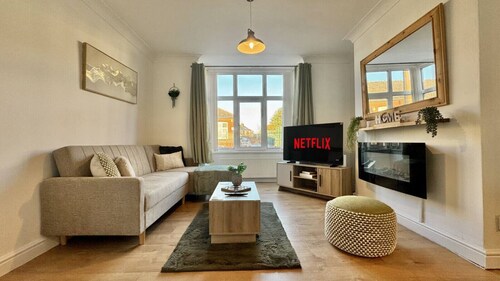 Comfortable 3-bedroom house with 6 separate beds, ideal for work teams