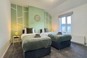 Desk, iron/ironing board, WiFi, bed sheets - Comfortable 3-bedroom house with 6 separate beds, ideal for work teams (South Yorkshire)