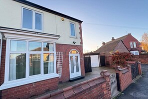 Exterior - Comfortable 3-bedroom house with 6 separate beds, ideal for work teams (South Yorkshire)
