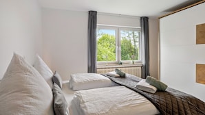 3 bedrooms, iron/ironing board, WiFi, bed sheets - Sauerland Apartment on the Ruhr with Garden (Olsberg)