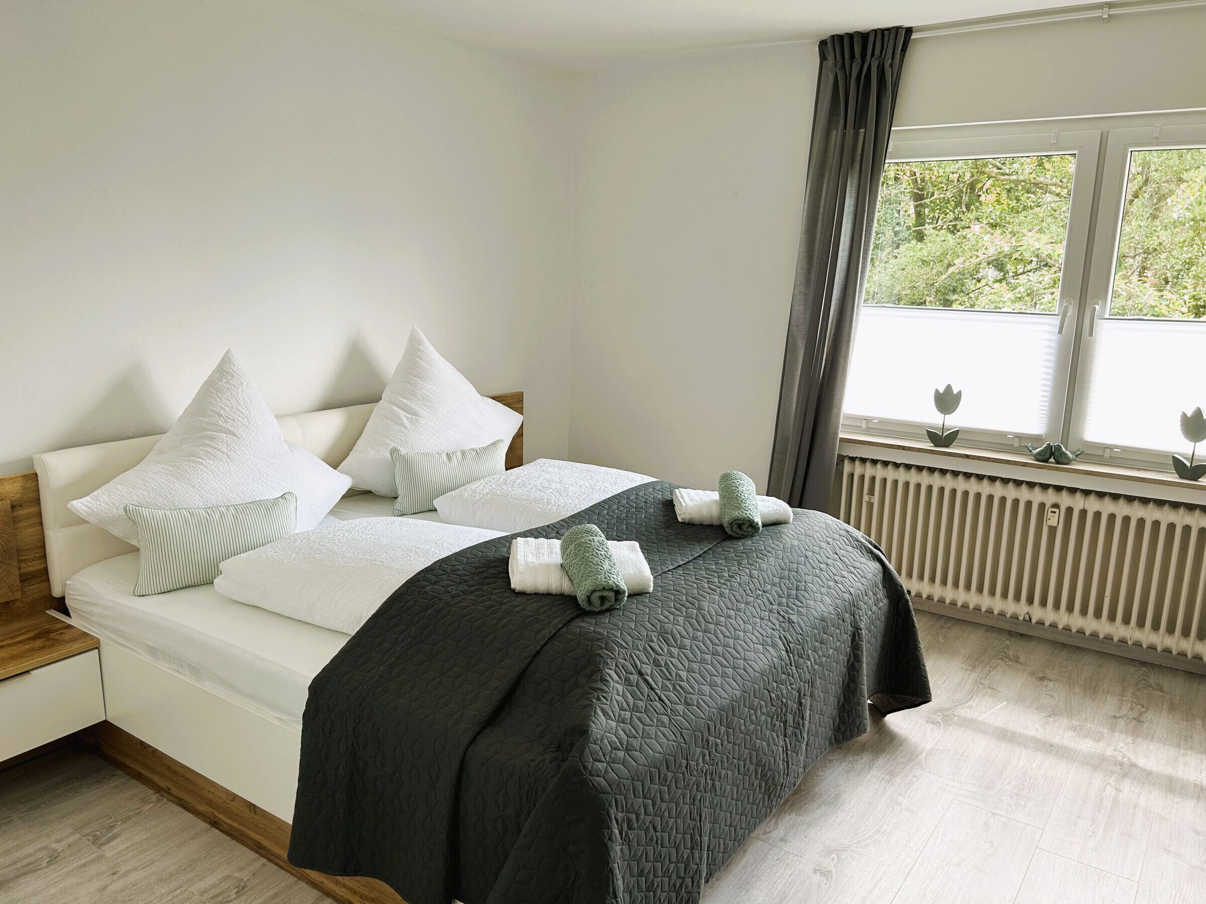 Tabla de planchar con plancha, wifi y ropa de cama 