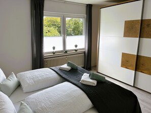 Tabla de planchar con plancha, wifi y ropa de cama 