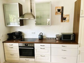 Een koelkast, een magnetron, een oven, een kookplaat