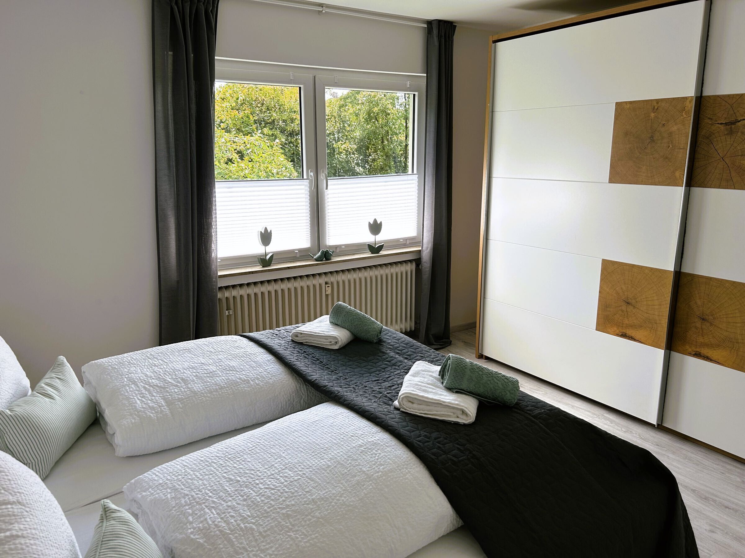 Een strijkplank/strijkijzer, wifi, beddengoed