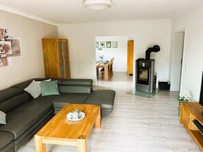 TV, fireplace, DVD player - Sauerland Apartment on the Ruhr with Shared Garden, Balcony & Wi-Fi (Olsberg)
