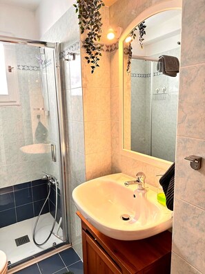 Een douche, een haardroger, een bidet, handdoeken