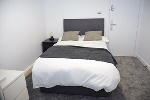 3 habitaciones, tabla de planchar con plancha, internet y ropa de cama 