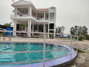 Una piscina al aire libre