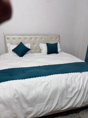 Caja de seguridad en la habitación y escritorio