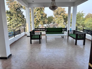 Caja de seguridad en la habitación y escritorio