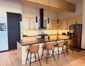 Four à micro-ondes, un four, surface de cuisson, lave-vaisselle