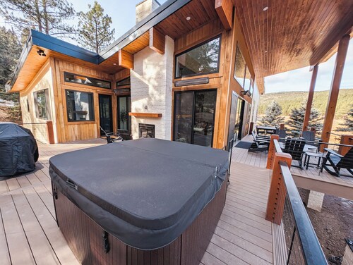 Modern Mountain Home, Protected Views, Large Decks,  Hot Tub, Close to Skiing
