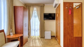 غرفة عادية فردية | خزنة داخل الغرفة وتجهيزات عازلة للصوت ومكواة/لوح كي وواي فاي مجانًا