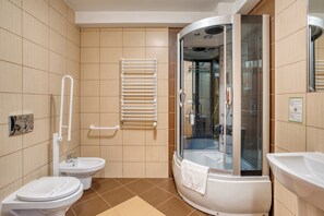 Classic Twin Room, Balcony | In-room safe, soundproofing, iron/ironing board, free WiFi - Hotel Muszyna (Muszyna)