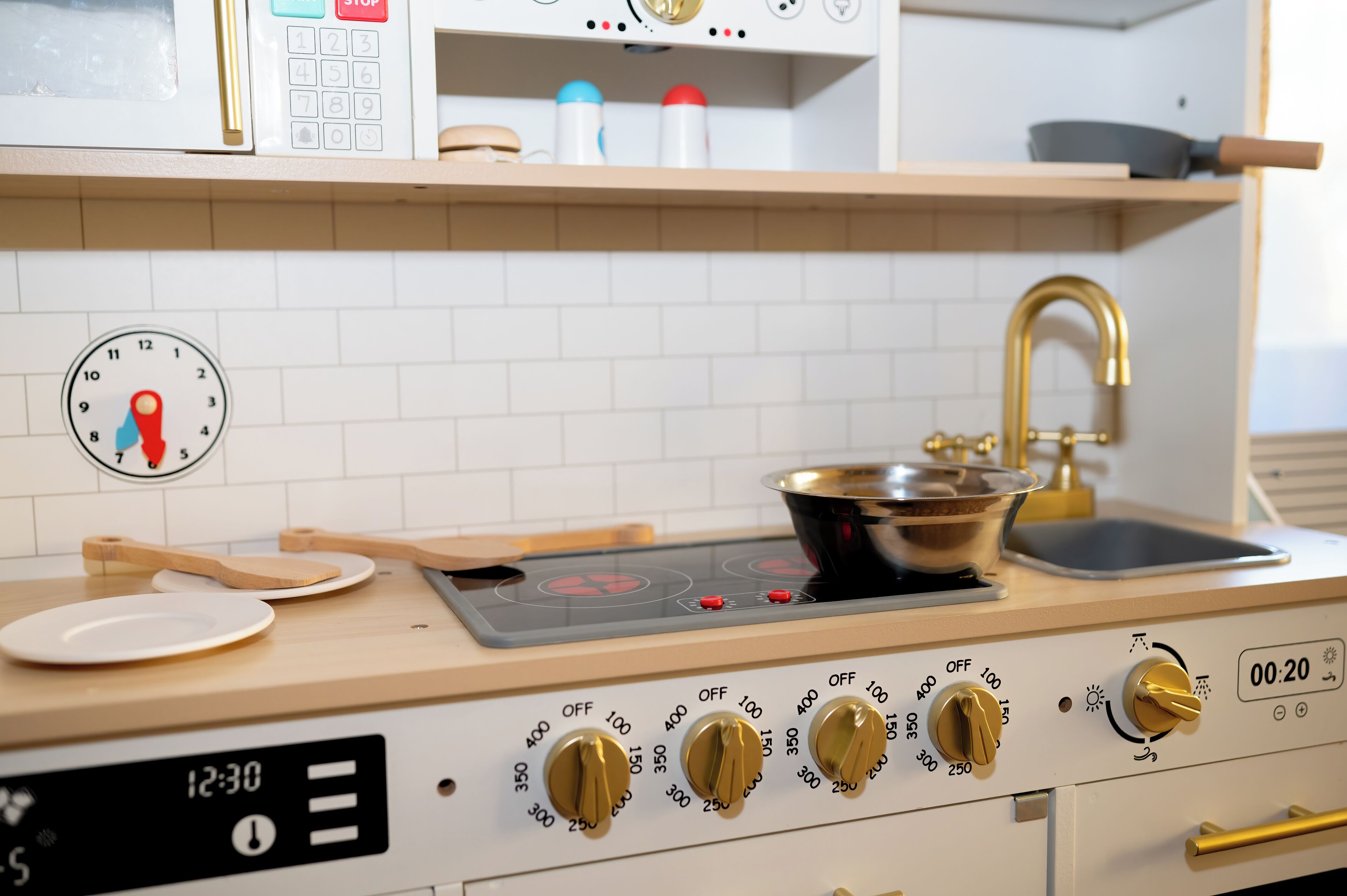 Una cocina equipada con microondas, estufa y lavaplatos.