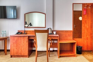 شقة إستديو عادية - بشرفة - منظر للحديقة | خزنة داخل الغرفة وتجهيزات عازلة للصوت ومكواة/لوح كي وواي فاي مجانًا