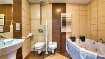 Un baño moderno con lavabo, inodoro, bidé y bañera.