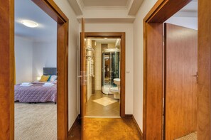 Apartamento, balcón, vistas al jardín | Caja fuerte, sistema de insonorización, tabla de planchar con plancha