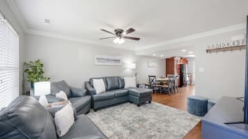 Smart-TV, Bücher, Stereoanlage