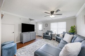 Smart-TV, Bücher, Stereoanlage