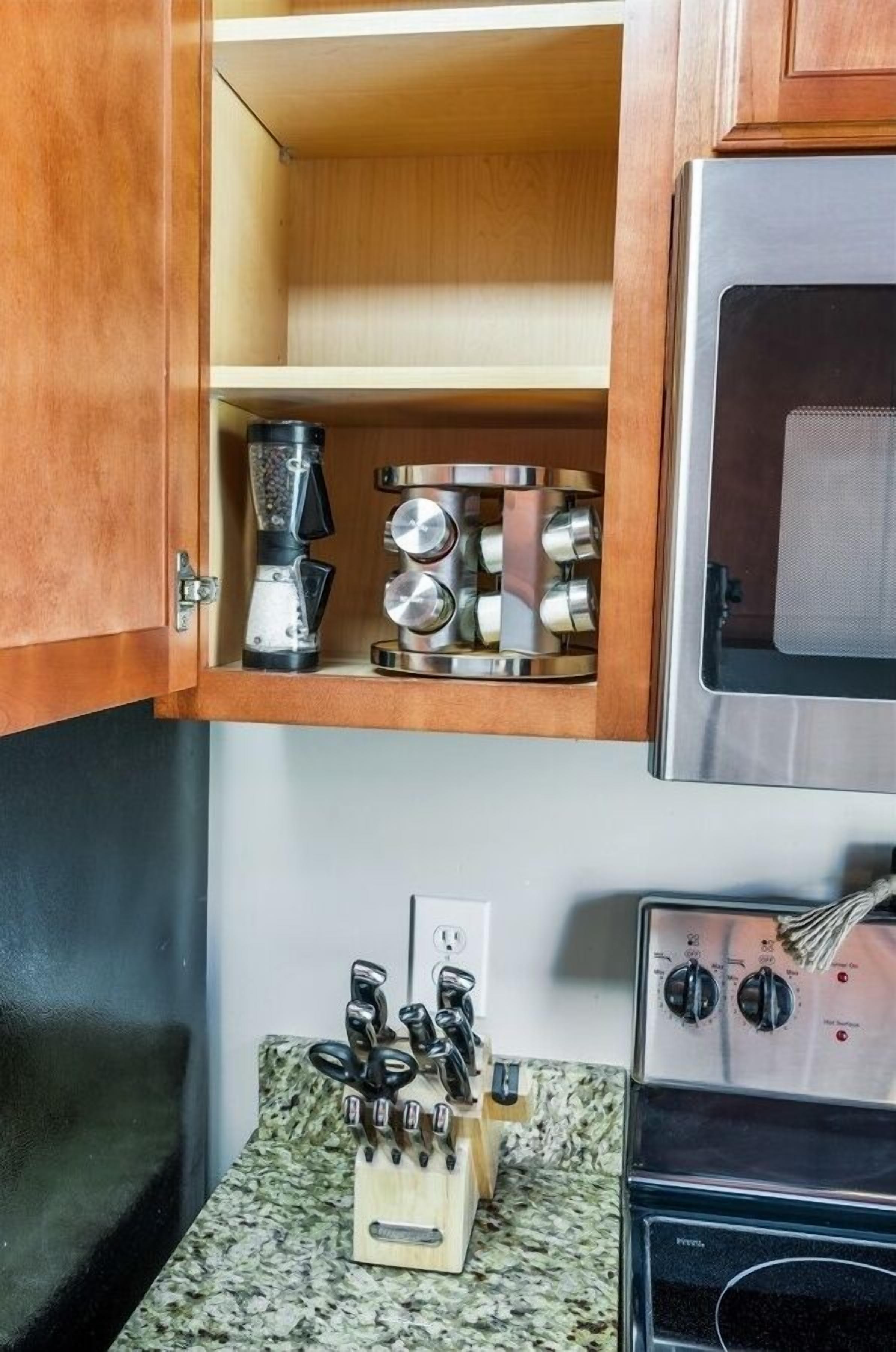 Wasserkocher mit Kaffee-/Teezubehör, Kühlschrank, Mikrowelle, Ofen