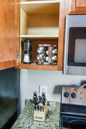 Wasserkocher mit Kaffee-/Teezubehör, Kühlschrank, Mikrowelle, Ofen