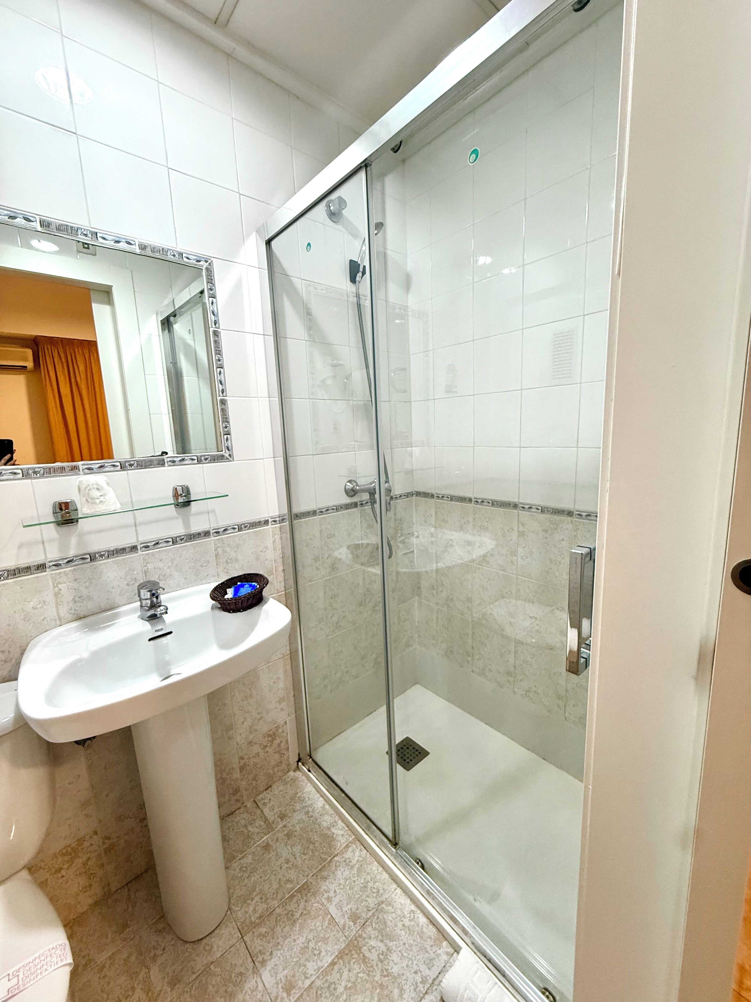 Toalettartikler (inkludert), hårføner, håndklær og såpe