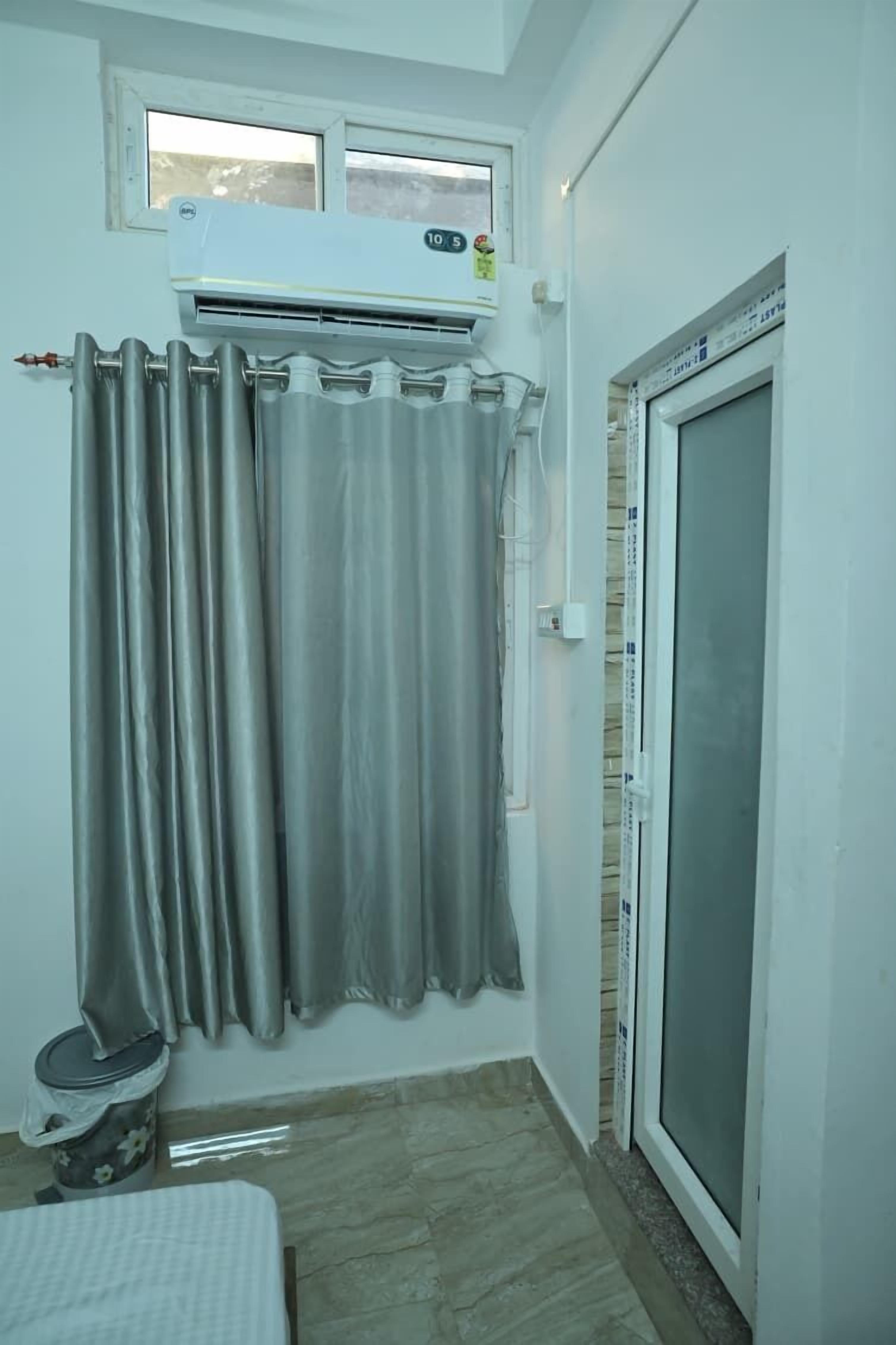 Classic Double Room | Desk