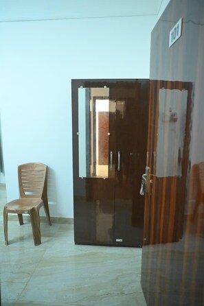 클래식 더블룸 | 책상