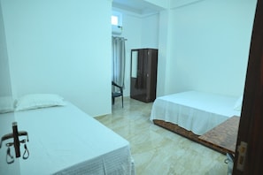 Habitación triple Deluxe | Escritorio