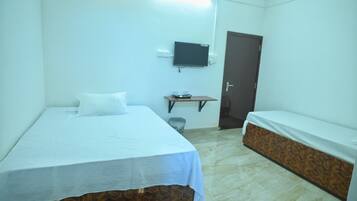 Kamar Triple Deluks | Meja kerja