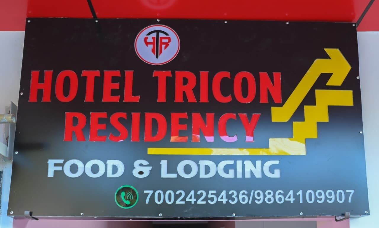 Placa para Hotel Tricon Residency, indicando que oferece serviços de alimentação e hospedagem.