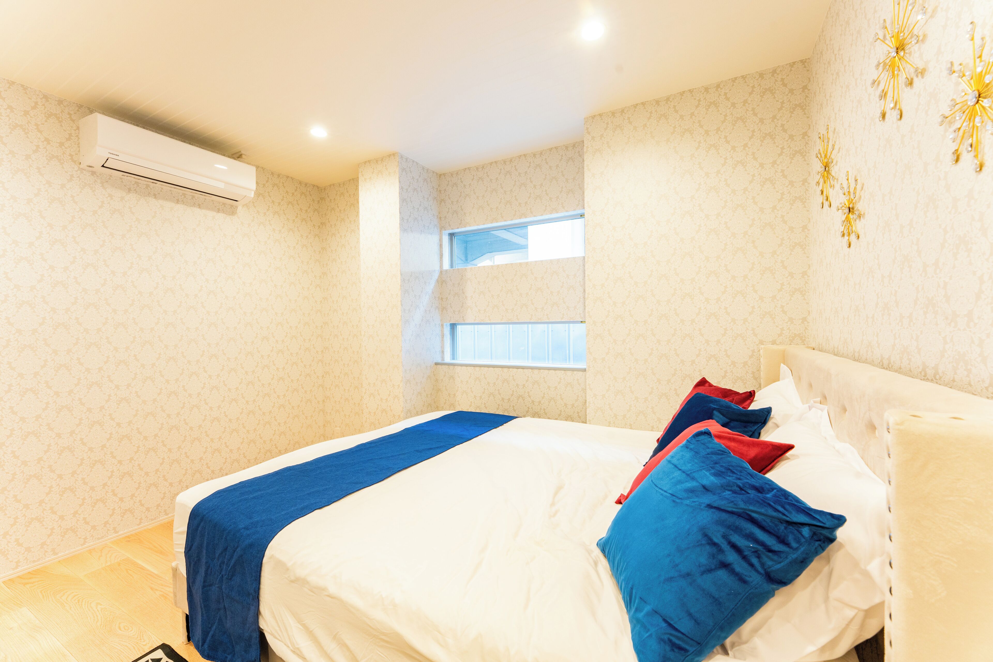 Ein Hotelzimmer mit einem Bett, einem Fenster und einer Klimaanlage.