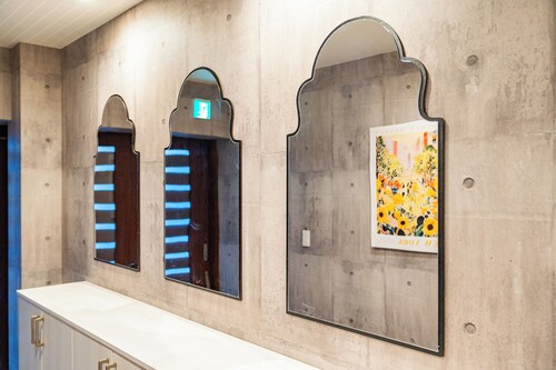 Lrge New Luxury Designed Home 1 Minute walk to Train Station 6 Min Ride to Namba