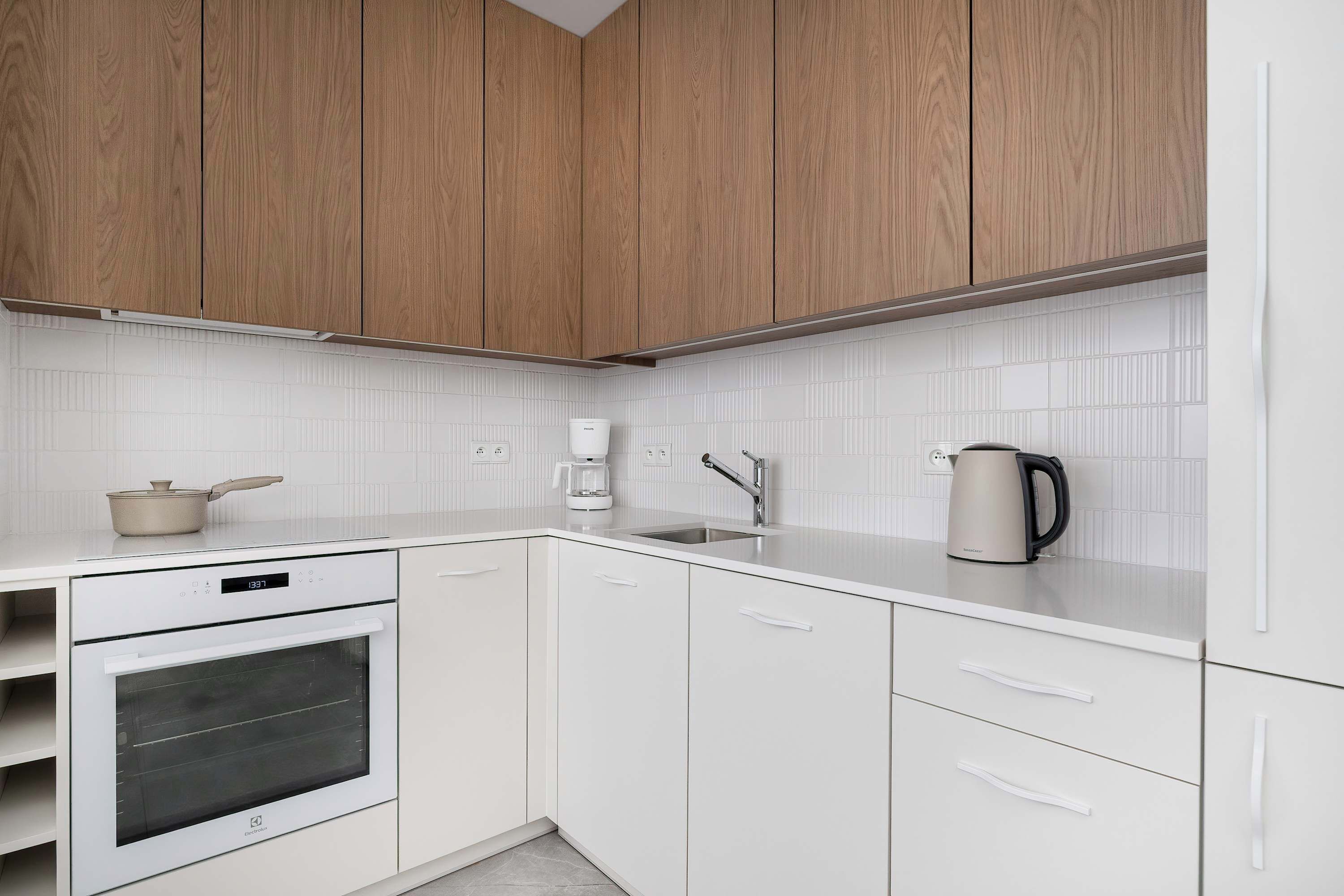 Jääkaappi, mikroaaltouuni, uuni, liesi