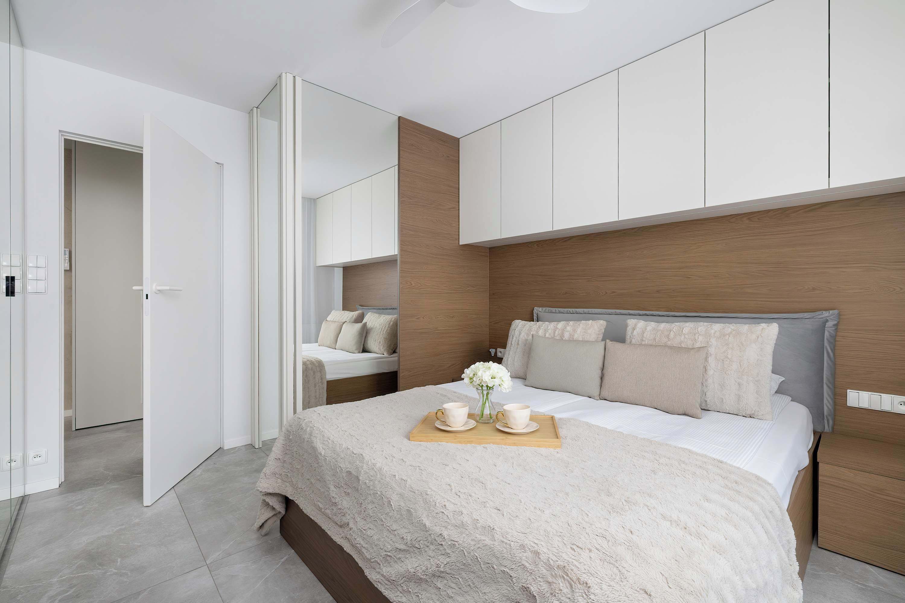 Escritorio, tabla de planchar con plancha, wifi y ropa de cama 