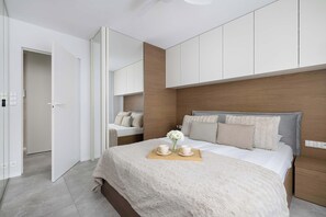 Desk, iron/ironing board, WiFi, bed sheets - Meteorologow 17 Katowice | Elegant Apartment with Parking and Air Conditioning | Balcony (Katowice)