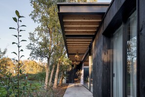 Exterior detail - Casa Pisangan - architect-designed house with swimming pool (Soustons)