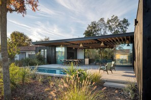 Outdoor dining - Casa Pisangan - architect-designed house with swimming pool (Soustons)