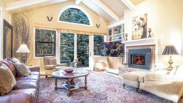 TV connectée, cheminée, espaces bureaux, imprimantes