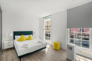 2 bedrooms, iron/ironing board, WiFi, bed sheets - Chic Apartment Near Knightsbridge (London)
