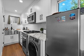 Een koelkast, een microgolfoven, een oven, een kookplaat