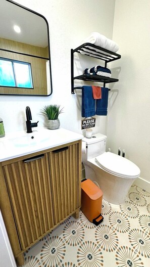 Een haardroger, handdoeken