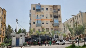 Un immeuble à plusieurs étages qui abrite un restaurant au rez-de-chaussée.