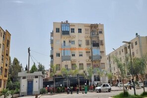 Exterior - Warm, modern apartment in the heart of Akid Lotfi (Oran)